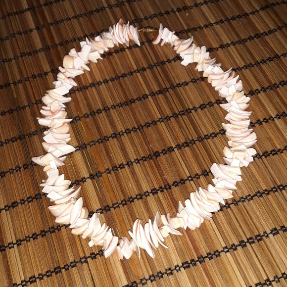 Creamsicle and white colored chunky seashell necklace 18 inches long - Picture 4 of 12